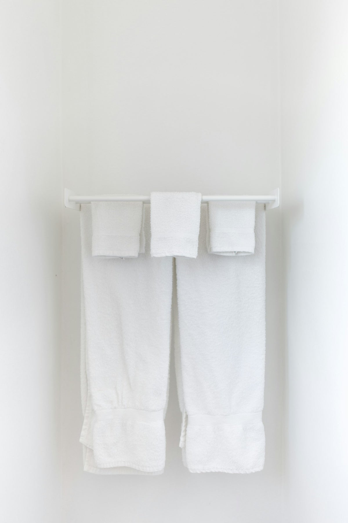 Toallas blancas colgadas en el baño
