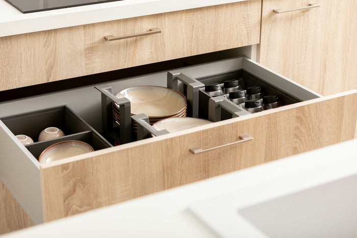 Cajón de cocina extraíble con menaje ordenado