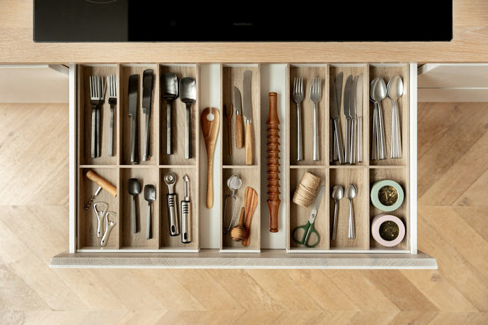 Separadores de madera en un cajón de utensilios