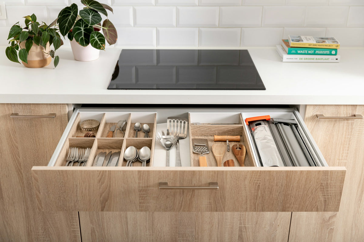 Cajón de cocina abierto con organizador de madera