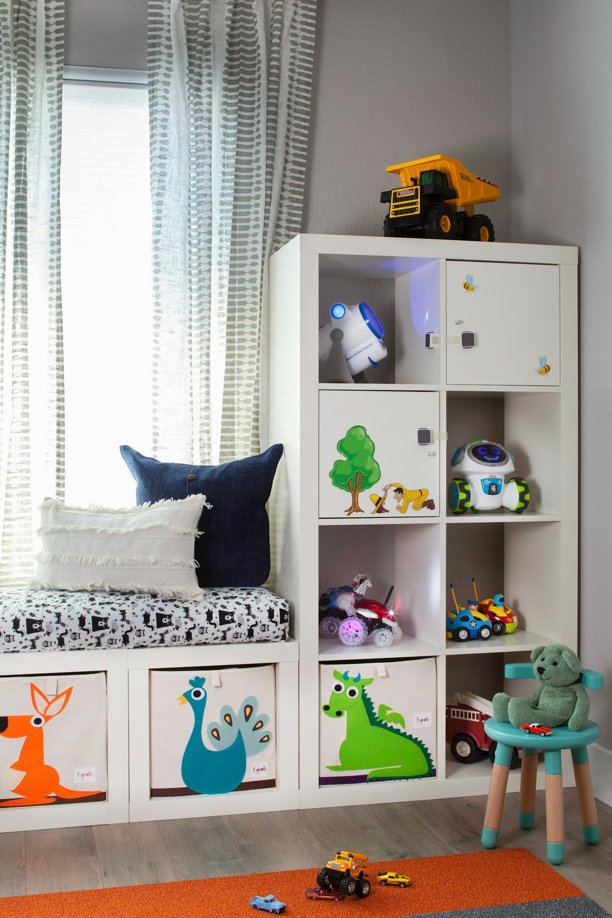 Habitación infantil con banco y estantería con cajas